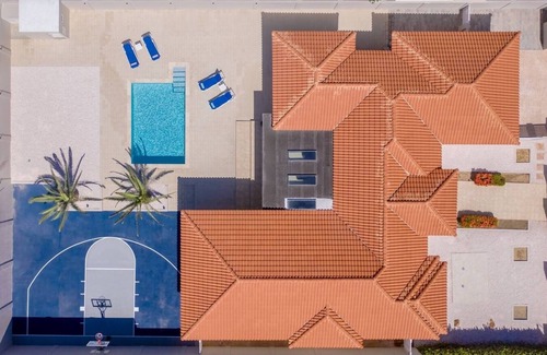 Washington Casa | Villa Camila | Pool & Basketball Court by Lucha
