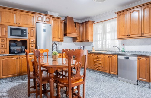 Bormujos Villa | Villa 'Candeleria Sol y Piscina' con piscina privada, Wi-Fi y aire acondicionado