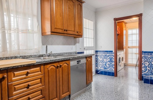Bormujos Villa | Villa 'Candeleria Sol y Piscina' con piscina privada, Wi-Fi y aire acondicionado