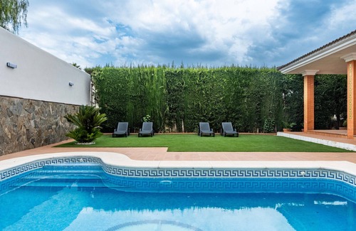 Bormujos Villa | Villa 'Candeleria Sol y Piscina' con piscina privada, Wi-Fi y aire acondicionado
