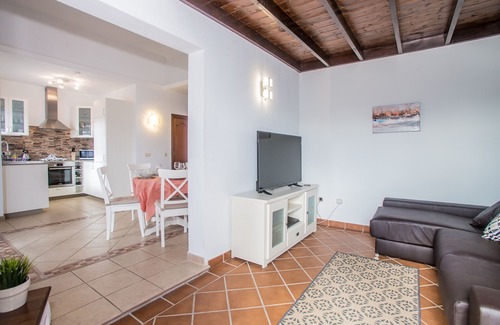 Playa Blanca Villa | Villa Cara: Hermosa villa moderna con piscina cerrada climatizada y aire acondicionado.