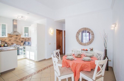 Playa Blanca Villa | Villa Cara: Hermosa villa moderna con piscina cerrada climatizada y aire acondicionado.