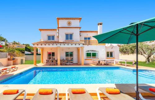 Urbanitzacio la Fustera Villa | Villa Carolina Blanca by Villa Plus