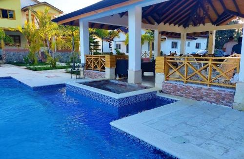 La Vega Province Casa | Villa Carolina By Hospedify Hermosa villa con piscina, mesa de billar, cancha de baloncesto y BBQ