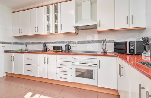 Salobrena Villa | Villa 'Casa Alba' con vistas al mar y a la montaña, piscina, jardín y Wi-Fi