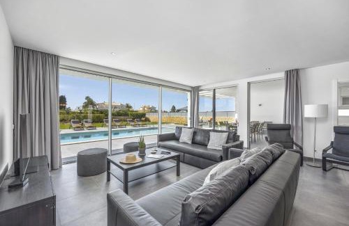 Castelo Villa | Villa Casa Magnolia by Villa Plus