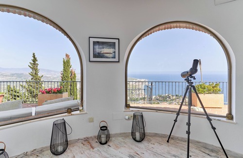 Salobrena Villa | Villa 'Casa Milo' con vistas al mar, Wi-Fi y aire acondicionado