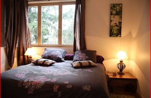 Vancia - Crepieux Casa | Pabellón Villa Castel Suite con sala de TV y cocina.