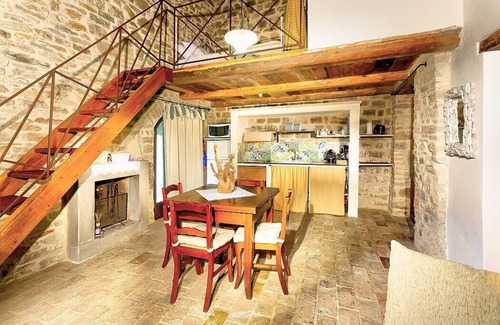 Umbertide Casa | Villa Cenobio F: A characteristic and welcoming apartment that is part of an ancient country house made of stone, with Free WI-FI.