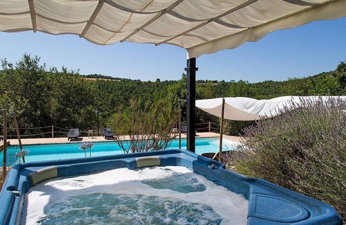 Umbertide Casa | Villa Cenobio F: A characteristic and welcoming apartment that is part of an ancient country house made of stone, with Free WI-FI.