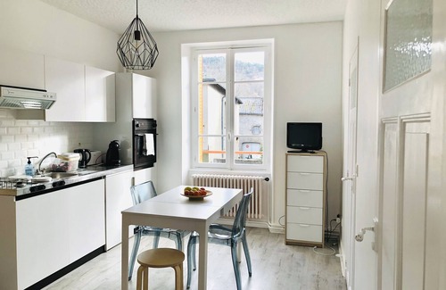 Saint-Nectaire Casa | "Villa Châteauneuf" Gran casa independiente con jardín y parking privado.