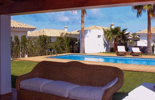 Cabo Roche Villa | Villa Clara - Villa preciosa y luminosa muy cerca de la playa de Roche con piscina privada