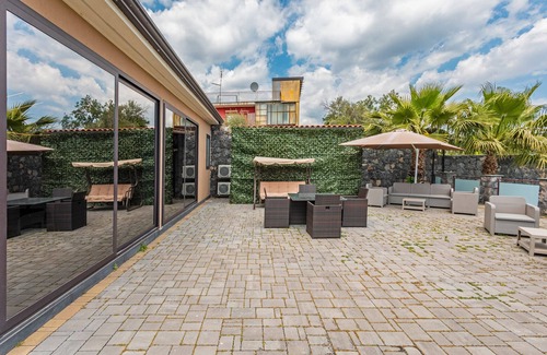 Catania Villa | Villa 'Clelia - Jacuzzi Garden' con vistas al mar, bañera de hidromasaje y aire acondicionado