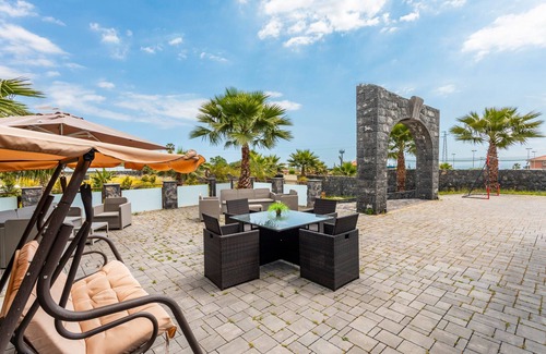 Catania Villa | Villa 'Clelia - Jacuzzi Garden' con vistas al mar, bañera de hidromasaje y aire acondicionado