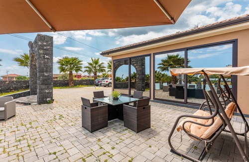 Catania Villa | Villa 'Clelia - Jacuzzi Garden' con vistas al mar, bañera de hidromasaje y aire acondicionado