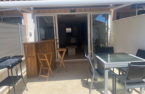 Sanary-sur-Mer Villa | Villa Club 4 persons in secured residence with swimming pool, 400 m from the beach