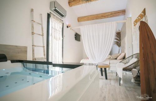 Cuges-les-Pins Cama Y Desayuno | Villa CoCoon - Love room cocooning & 50 nuances