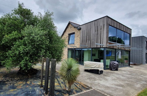 Liffre Casa | VILLA COMBINES MODERNITY AND STONES. IDEAL FOR FAMILY OR WORK
