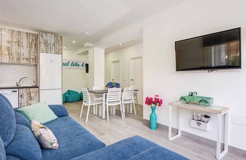 Torremolinos Villa | Villa Conchita Torremolinos - Modern villa close to beach, shops & restaurants