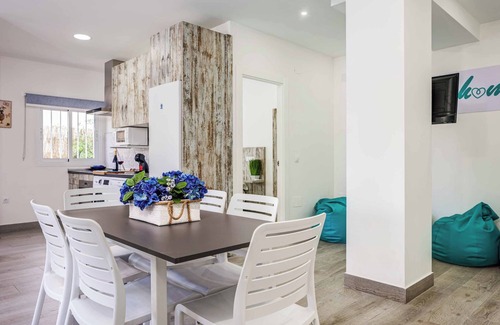 Torremolinos Villa | Villa Conchita Torremolinos - Modern villa close to beach, shops & restaurants