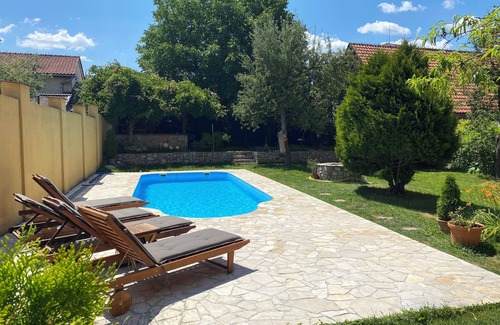 Roznava Villa | Villa Coral - oasis junto a la piscina