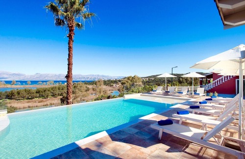 Perithia Villa | Villa en Perítheia con 8 habitaciones, capacidad 18