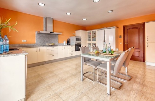 Lloret de Mar Villa | Villa 'Costacabana - Marysol' con vistas al mar, piscina privada y Wi-Fi