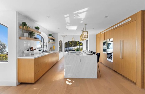 Eastern Malibu Casa | Villa Costera - Tree-Lined Tranquility: 3-Level Entertainer's Dream