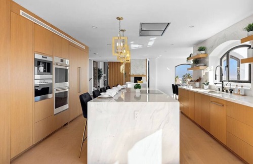 Eastern Malibu Casa | Villa Costera - Tree-Lined Tranquility: 3-Level Entertainer's Dream