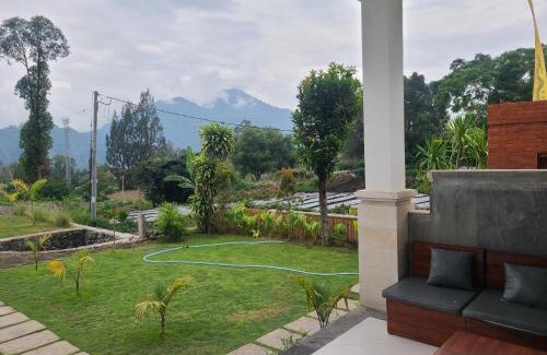 Songan Cama Y Desayuno | Villa Dangka mountain view