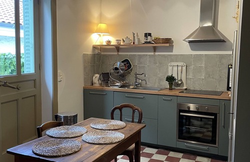La Tour-de-Salvagny Casa | Villa de Charme Rétro Avec Jardin Ombragé Dans le Centre de La Tour de Salvagny