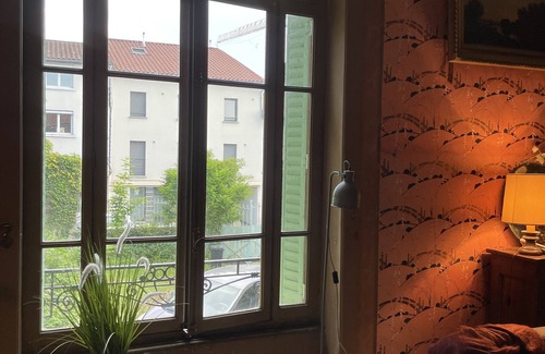 La Tour-de-Salvagny Casa | Villa de Charme Rétro Avec Jardin Ombragé Dans le Centre de La Tour de Salvagny