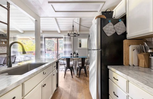 Mammoth Lakes Casa | Villa De Los Pinos 15-Updated retreat close to town, shops, shuttle and more!