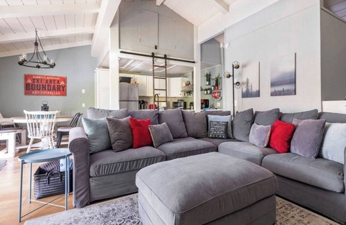 Mammoth Lakes Casa | Villa De Los Pinos 15-Updated retreat close to town, shops, shuttle and more!