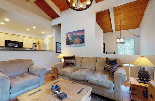 Mammoth Lakes Condominio | Villa De Los Pinos | Year-Round Activities, Nearby Shopping & Restaurants