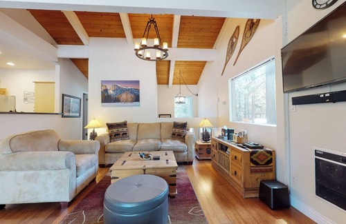 Mammoth Lakes Condominio | Villa De Los Pinos | Year-Round Activities, Nearby Shopping & Restaurants