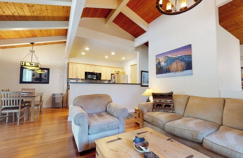 Mammoth Lakes Condominio | Villa De Los Pinos | Year-Round Activities, Nearby Shopping & Restaurants