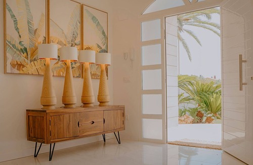 Playa de Almarda Chalet De Esquí | Villa de Lujo de 7 hab. 470 m2.con Piscina. Parcela de 1,000 m2. Playa Corinto.