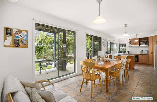 Silverleaves Casa | Alquiler de vacaciones para familias en Phillip Island, 4 dormitorios, 2 baños, 2 salas de estar, que admite mascotas