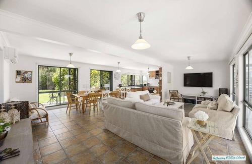 Silverleaves Casa | Alquiler de vacaciones para familias en Phillip Island, 4 dormitorios, 2 baños, 2 salas de estar, que admite mascotas