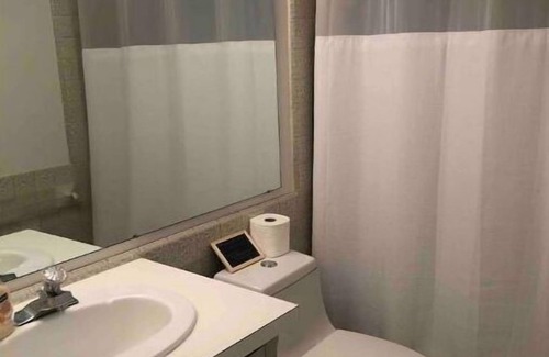 Grosse Pointe Apartamento | Villa del Lago-Luxury King w/2 Queens in Windmill Pointe