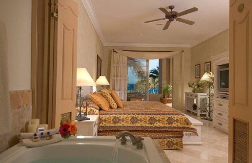 El Medano Ejidal Complejo | Villa Del Palmar Beach Resort and Spa One Bedroom Suite Sleeps 4- Cabo San Lucas