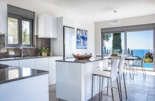 Vlachata Villa | Villa Della Luna: esta villa está cerca de servicios, tiene una piscina privada y WI-FI