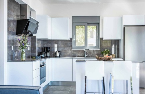 Vlachata Villa | Villa Della Luna: esta villa está cerca de servicios, tiene una piscina privada y WI-FI