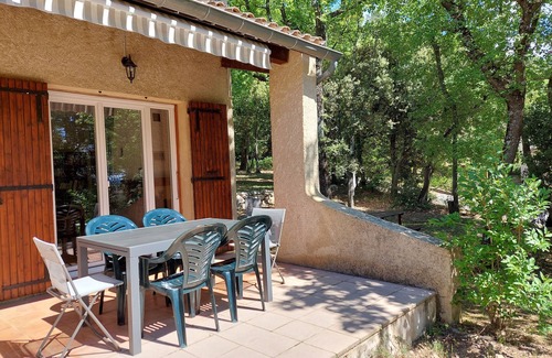Oraison Casa | Villa des Chênes, Ombrage et Quiétude, à 5 min D'oraison et du lac de Baignade