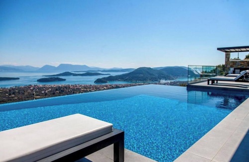 Nidri Villa | Villa "Desun Suites Green" con piscina privada, vistas al mar y jardín