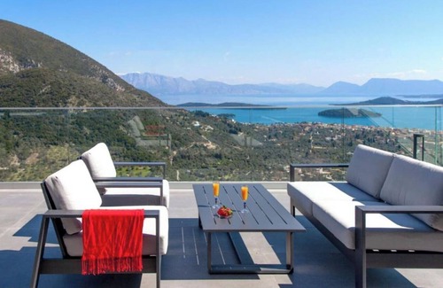 Nidri Villa | Villa "Desun Suites Green" con piscina privada, vistas al mar y jardín