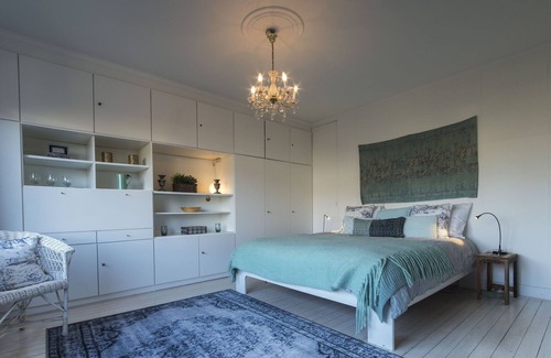 Schiedam Apartamento | Villa Dirkzwager tiene dos suites en dos pisos.