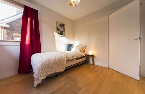 Schiedam Apartamento | Villa Dirkzwager tiene dos suites en dos pisos.