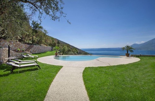 Brenzone sul Garda Apartamento | Villa Divina22 - APT Divina con piscina e vista lago